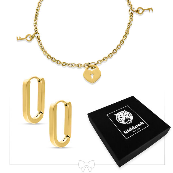 Pulsera dorada con llavero y pendientes dorados sobre fondo blanco