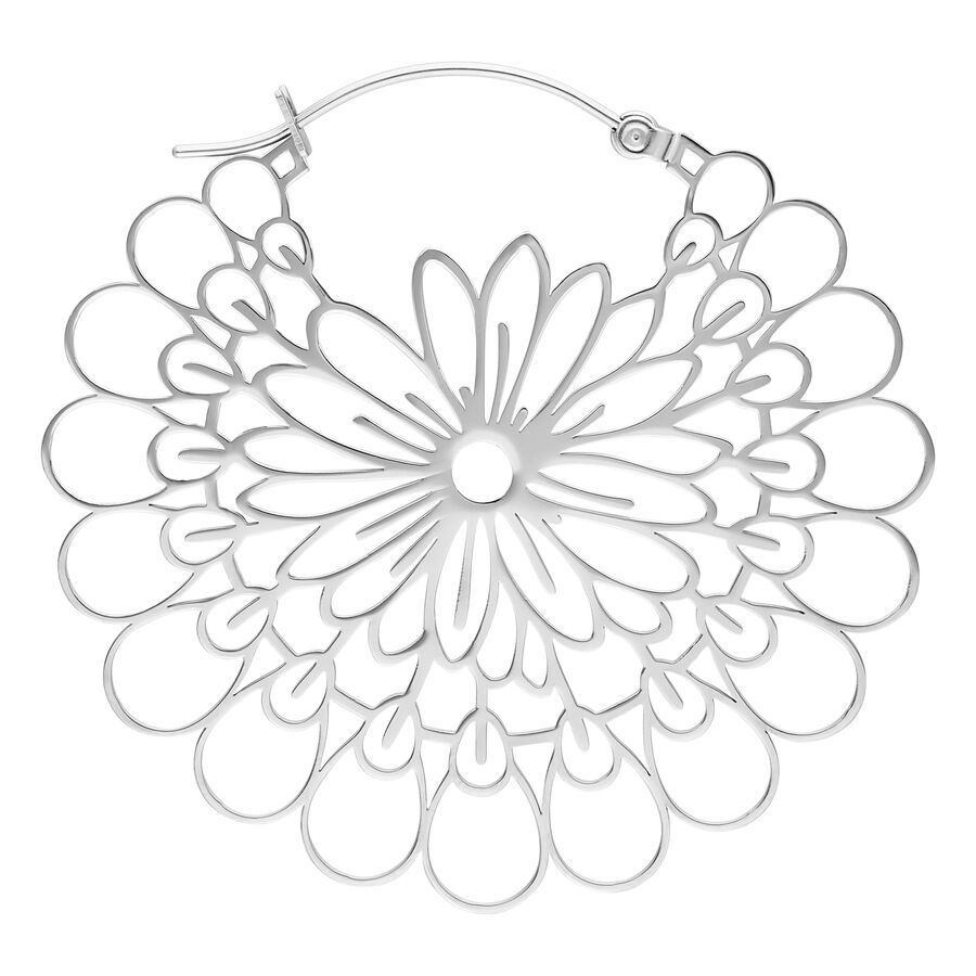 Pendientes Daisy Hoops de plata con cierre de clip sobre fondo blanco