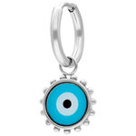 Aro de plata con colgante de ojo Nazar azul sobre fondo blanco