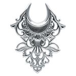 Silberne Ear Saddles mit barockem Design auf weißem Hintergrund