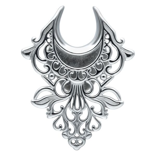 Silberne Ear Saddles mit barockem Design auf weißem Hintergrund