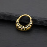 Clicker de septum dorado con estampado de leopardo sobre fondo negro