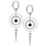 Orecchini a cerchio in argento con cristallo verde smeraldo su sfondo bianco