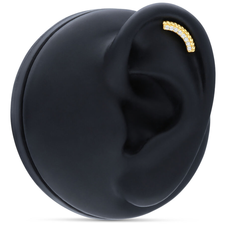 Accesorio dorado de 585 Gold con cristales sobre modelo de oreja negro