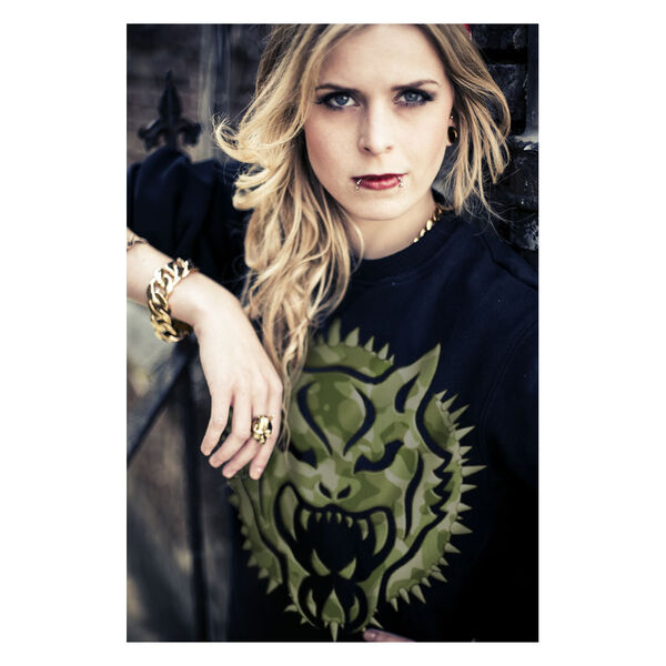 Mujer con sudadera negra Wildcat con estampado de camuflaje