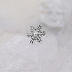 Punta piercing a fiocco di neve argentata con cristallo trasparente su sfondo bianco