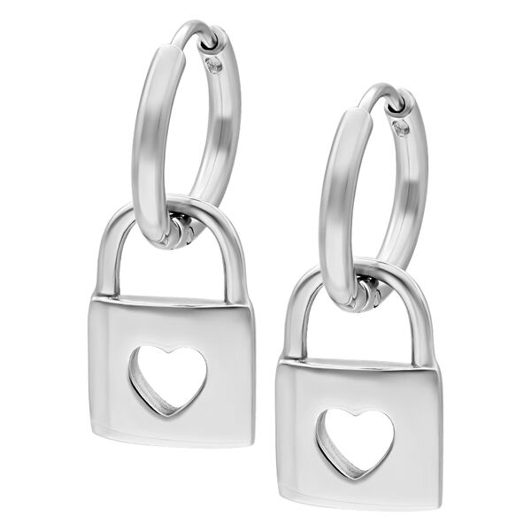 Aros de plata con colgante de candado de corazón sobre fondo blanco