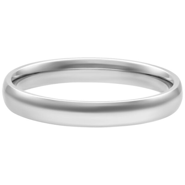 Anillo simple y brillante de acero quirúrgico plateado sobre fondo blanco