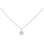 Silberne Kette mit Kristallblumenanhänger auf weißem Hintergrund