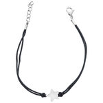 Pulsera de nylon negra con colgante de estrella plateada sobre fondo blanco