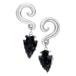 Pesos de obsidiana negra en lunas de plata sobre fondo blanco