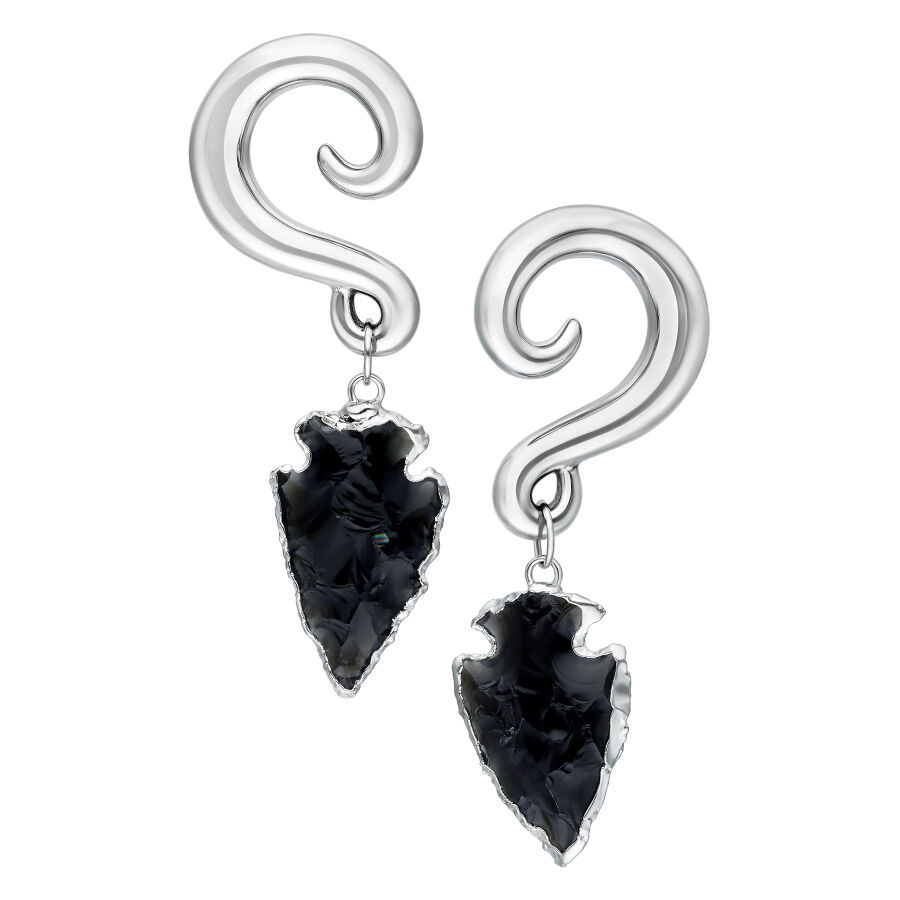 Pesos de obsidiana negra en lunas de plata sobre fondo blanco
