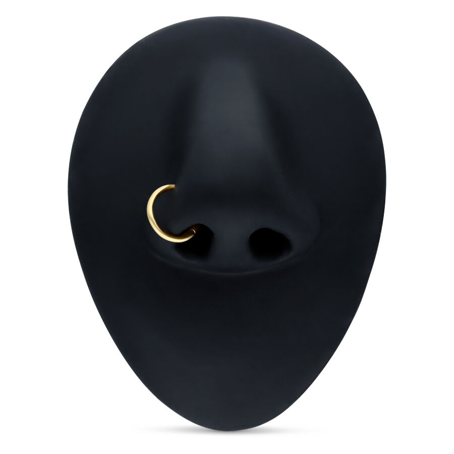Anillo con bisagra de oro de 18K en piercing septum sobre display negro