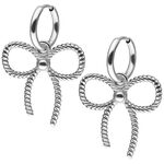 Orecchini d'argento con design a fiocco su sfondo bianco