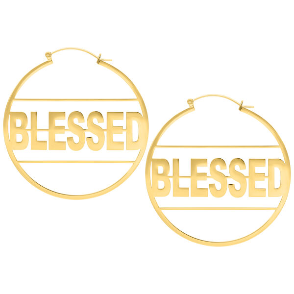 Zwei glänzende goldene Ohrringe mit dem Schriftzug 'Blessed' auf weißem Hintergrund