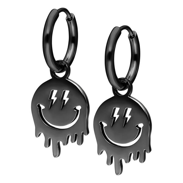 Kaksi mustaa metallikorvakorua Smiley-riipuksilla valkoisella taustalla