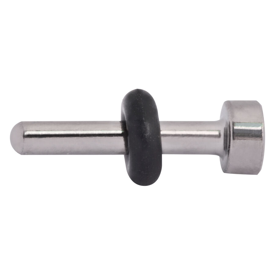 Keeper de piercing plateado de titanio con anillo de goma negro sobre fondo blanco