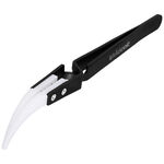 Pinza per gioielli nera con punte in ceramica bianche curve su sfondo bianco