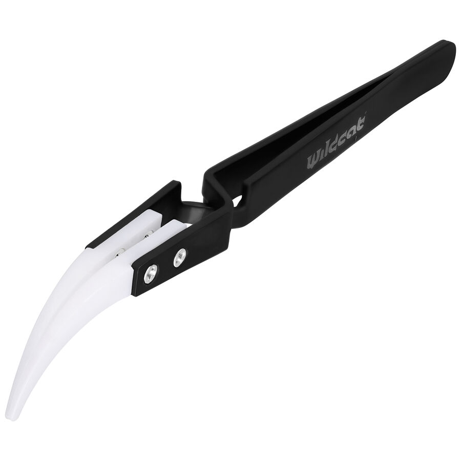 Pinza per gioielli nera con punte in ceramica bianche curve su sfondo bianco