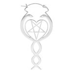 Pendientes plateados con motivo de serpiente y pentagrama sobre fondo blanco
