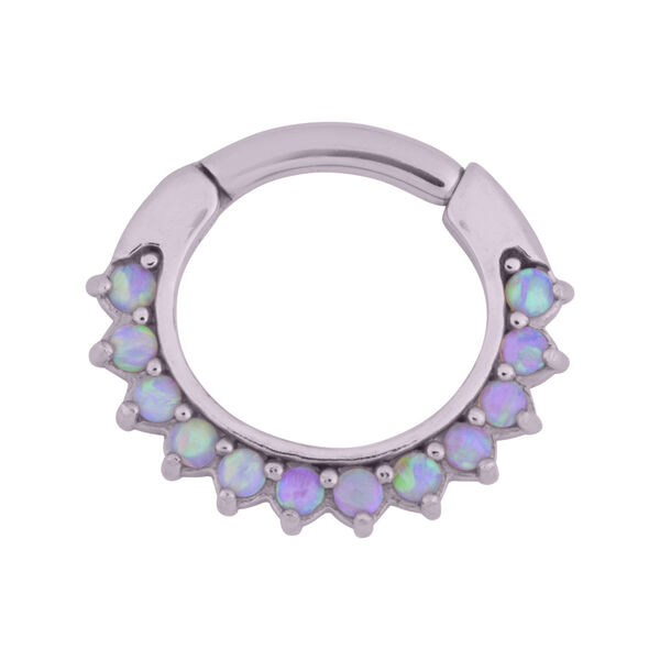 Silberner Piercingring mit rosa Opalen auf weißem Hintergrund