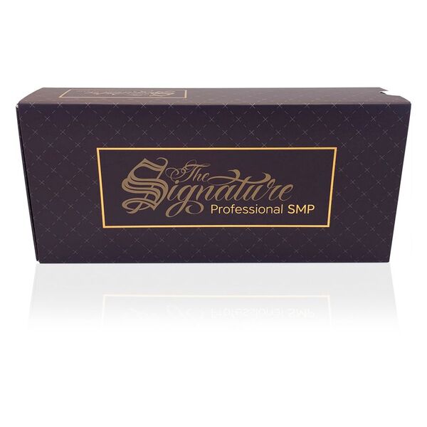 Caja negra con inscripción dorada 'The Signature Professional SMP' sobre fondo blanco