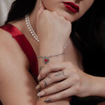 Donna con bracciale Sacred Heart in acciaio chirurgico argentato, design a cuore rosso