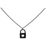 Collana nera con ciondolo a forma di cuore su sfondo bianco