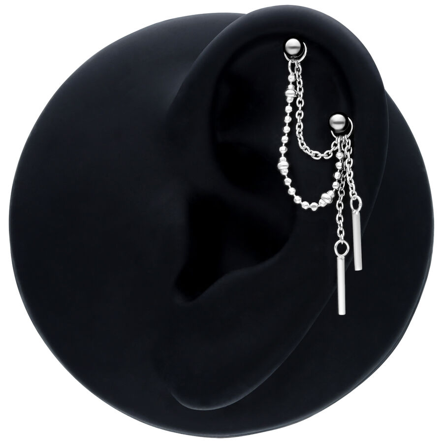 Collana piercing nera 20 mm in argento con pendente su sfondo nero