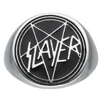 Hopeinen sinettisormus Slayer-logolla mustalla taustalla