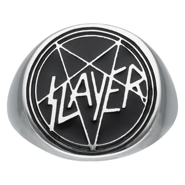 Hopeinen sinettisormus Slayer-logolla mustalla taustalla