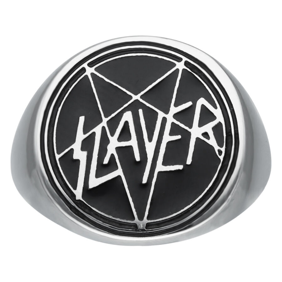 Hopeinen sinettisormus Slayer-logolla mustalla taustalla