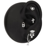Modello di orecchio nero-argento con cinque piercing in argento, inclusi design a croce e goccia.