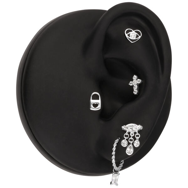 Schwarz-silbernes Ohrmodell mit fünf silbernen Piercings, darunter Kreuz- und Tropfendesigns.