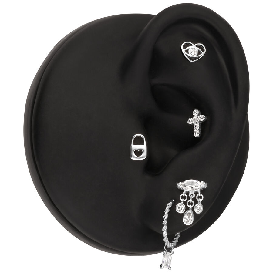Modello di orecchio nero-argento con cinque piercing in argento, inclusi design a croce e goccia.