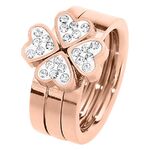 Anello quadrifoglio in oro rosa con cristalli chiari su sfondo bianco