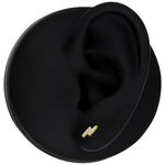 Accesorio dorado de 14K Gold con cristales claros sobre modelo de oreja negro