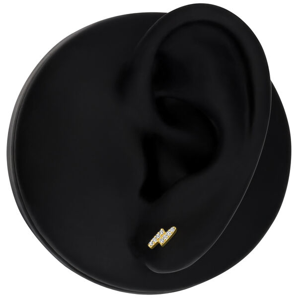 Accesorio dorado de 14K Gold con cristales claros sobre modelo de oreja negro
