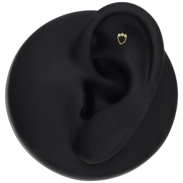 Aro de Moissanite en forma de arco sobre modelo de oreja negro