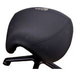 Silla de montura negra de cuero sintético con partes de aluminio