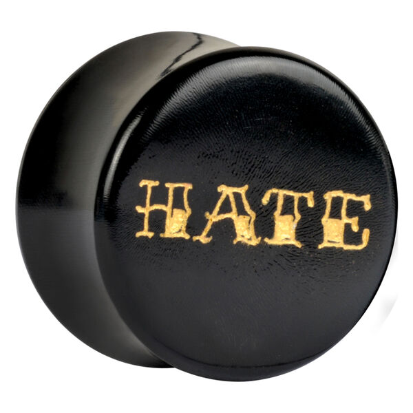 Goldfarbener Plug mit 'HATE' Gravur aus Horn, Größe 18 mm, vor weißem Hintergrund