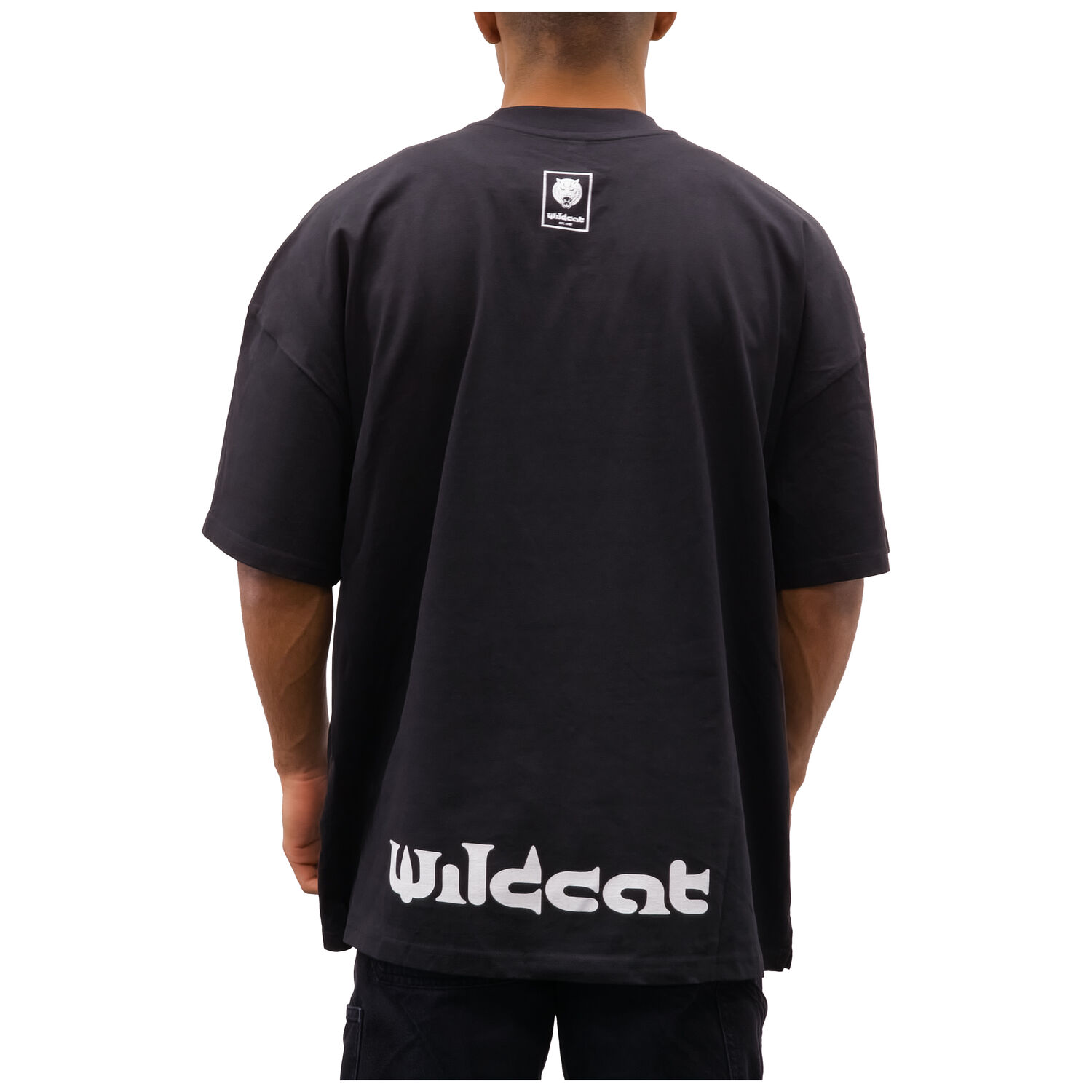 Schwarzes Oversized Mock Neck T-Shirt von Wildcat Rückansicht eines schwarzen Oversized Mock Neck T-Shirts mit Wildcat-Logo