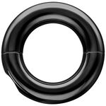 Anello Tribal Dream nero in acciaio chirurgico lucido su sfondo bianco