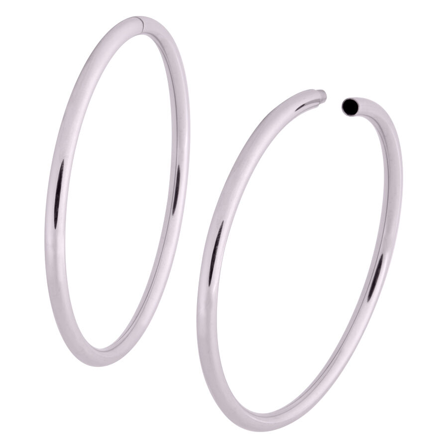 Due orecchini Hollowed Hoop in oro rosa su sfondo bianco