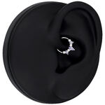 Silberfarbener Septum Clicker mit Amethystkristallen auf schwarzem Ohrmodell