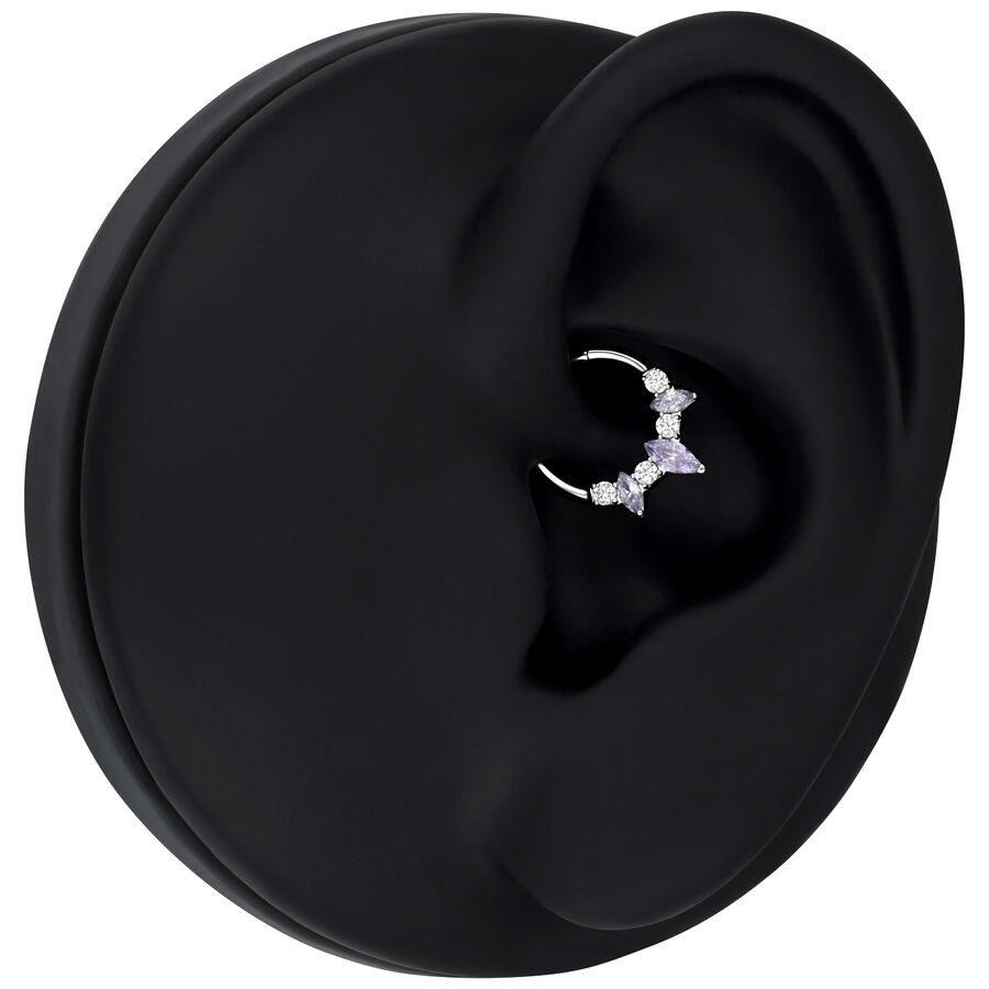 Silberfarbener Septum Clicker mit Amethystkristallen auf schwarzem Ohrmodell
