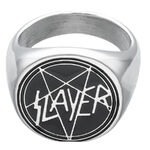 Silberner Siegelring mit schwarzem Slayer-Logo auf weißem Hintergrund