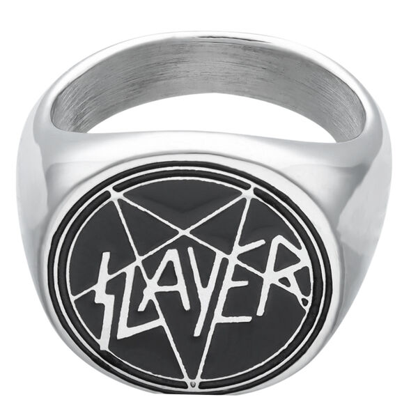 Hopeinen sinettisormus mustalla Slayer-logolla valkoisella taustalla
