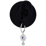 Creola in argento con pendente di cristallo blu scuro su sfondo nero