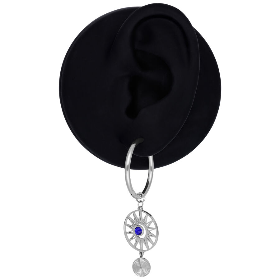 Creola in argento con pendente di cristallo blu scuro su sfondo nero